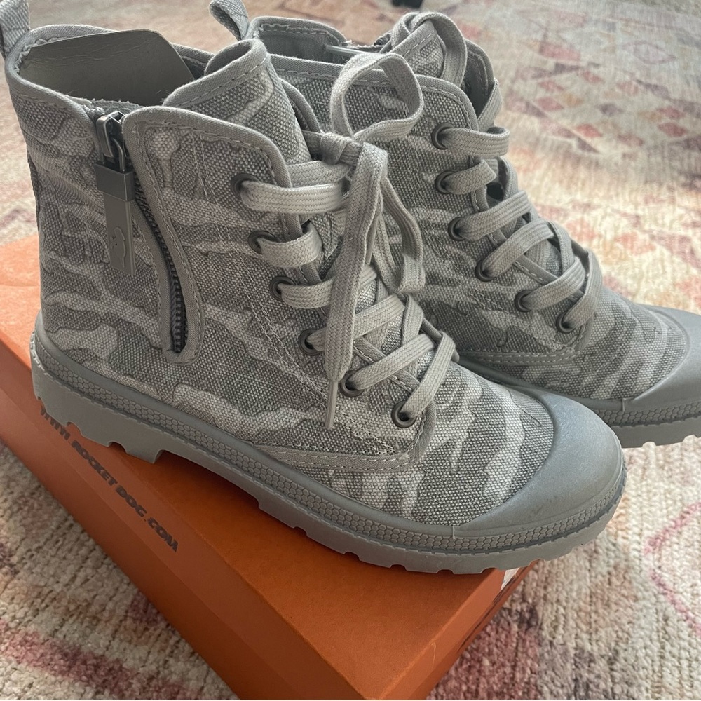 “ROCKET DOG”  Grey Camo Boots